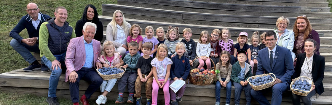 Gruppenbild mit Kindern auf der Arena im Gaten 2.