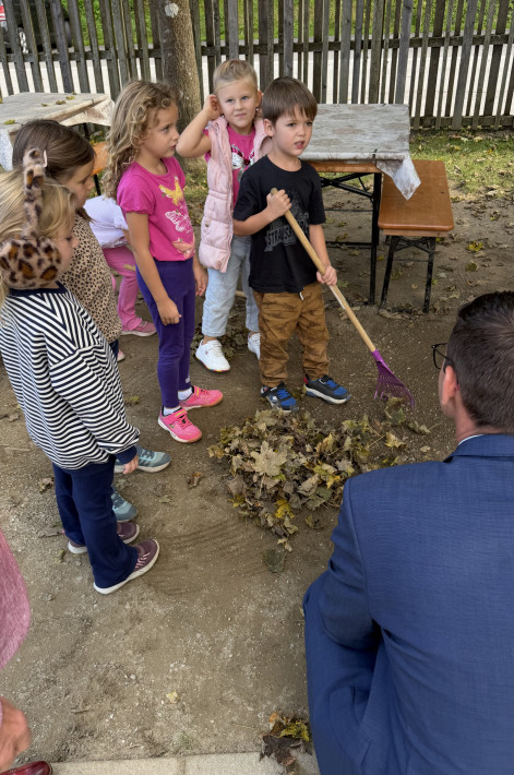Kinder beim Rechen und Herr Landeshauptmann Stv. M. Gruber